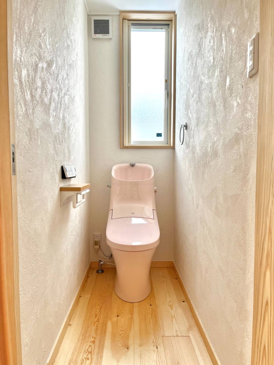 窓のある明るい可愛らしい色合いのトイレです